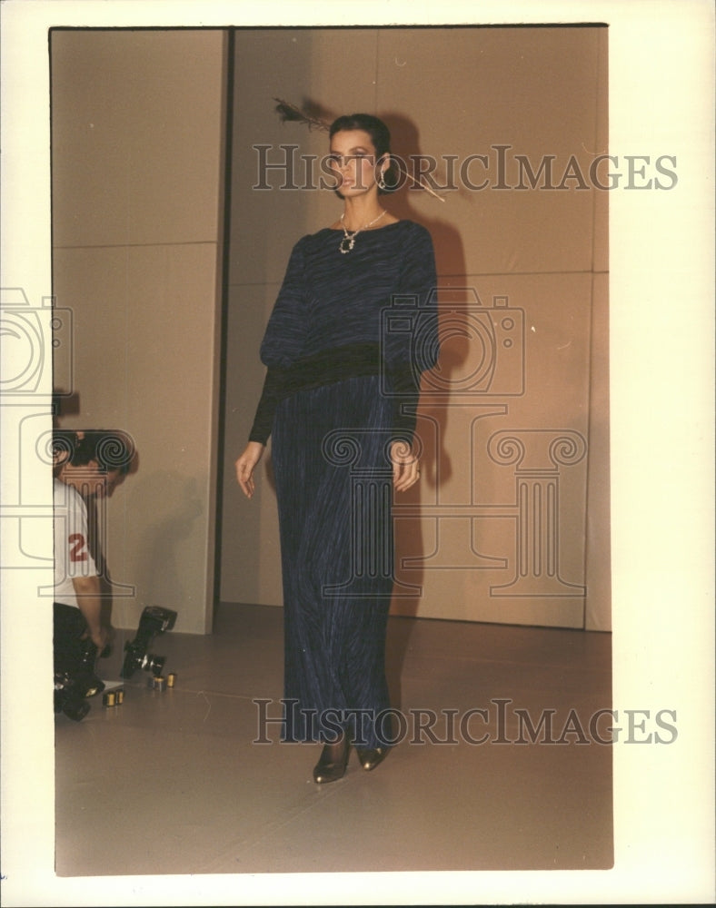 2001 Press Photo Runway Model In Royal And Black Dress - RRV35881 - Historic Images