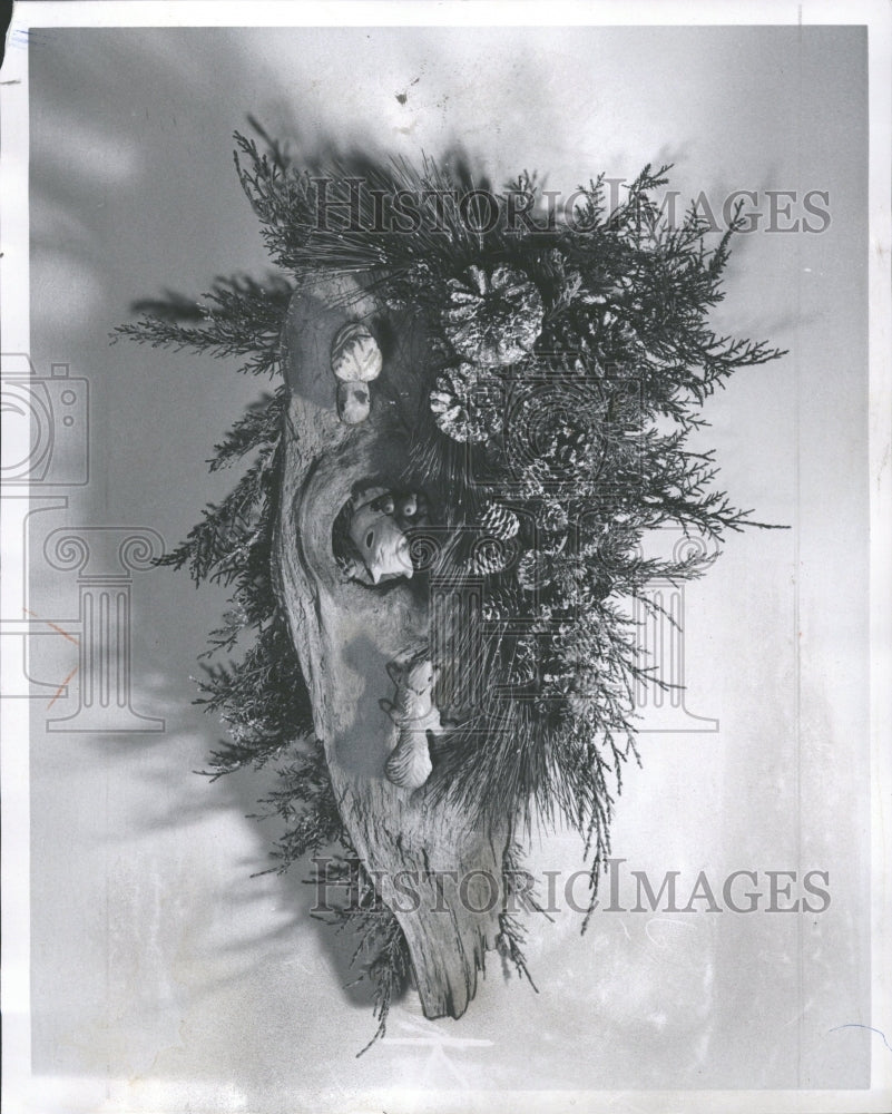 1960 Christmas Decorations/Nature/Pine Cone - Historic Images