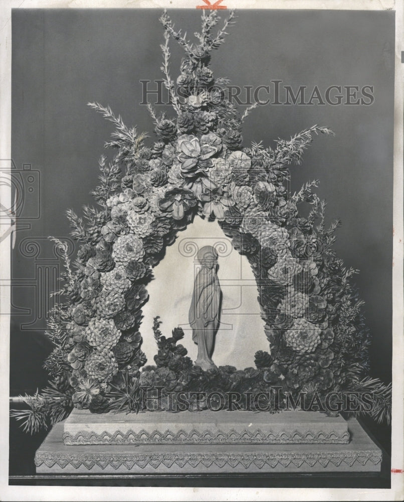 1957 Press Photo Christmas Decorations - RRV35933 - Historic Images