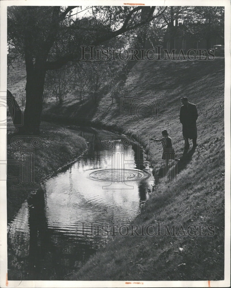 1950 Press Photo Papa Firchau &amp; Girl At Parents Creek - RRV36027 - Historic Images