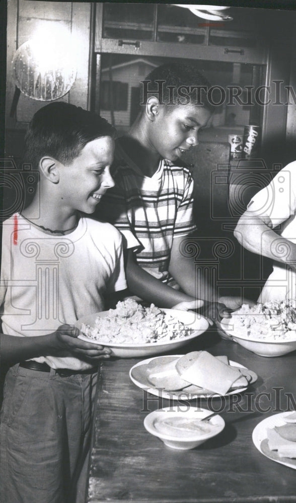 1957 Kids cooking on Christmas at camp - Historic Images