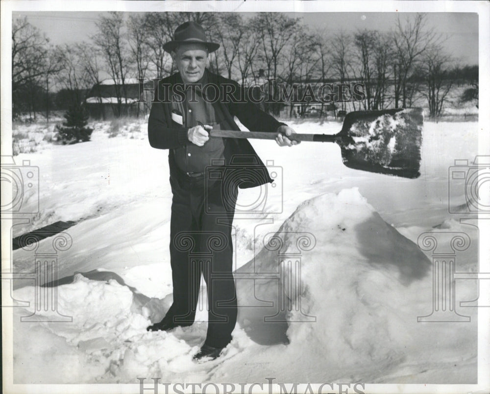 1954 Press Photo Leo Roy Heart attack shoveling Snow - Historic Images