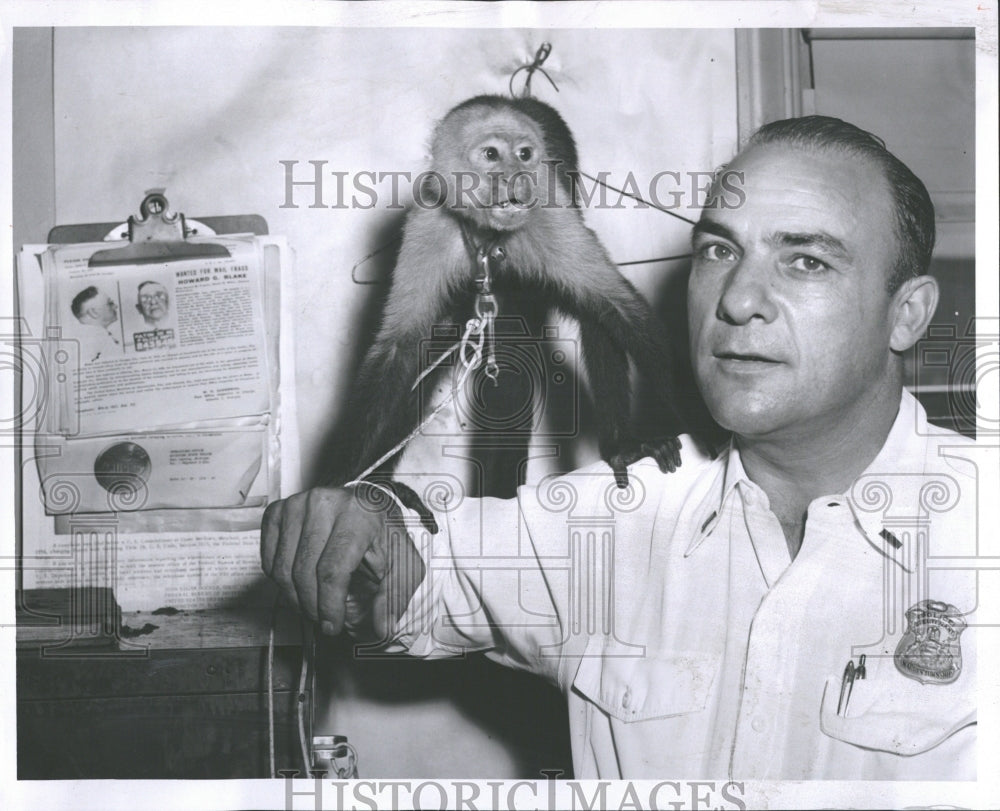 1954 Warren Police Lt Romano With Monkey - Historic Images