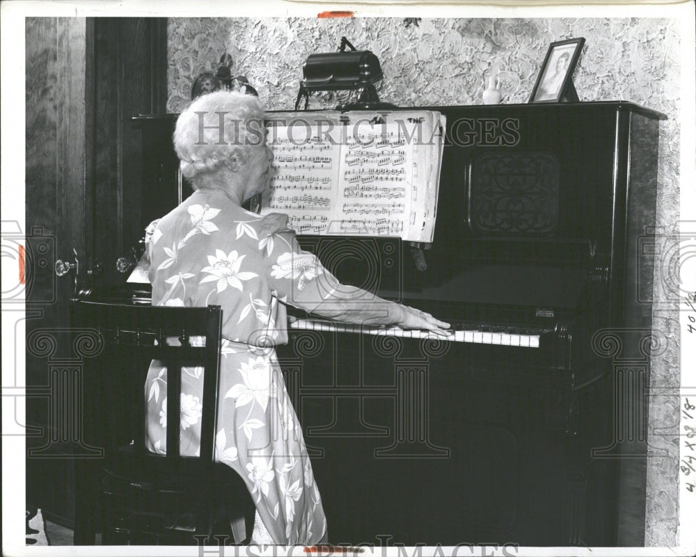 1942 Press Photo Old Woman Playing Piano Detroit News - RRV36791 - Historic Images