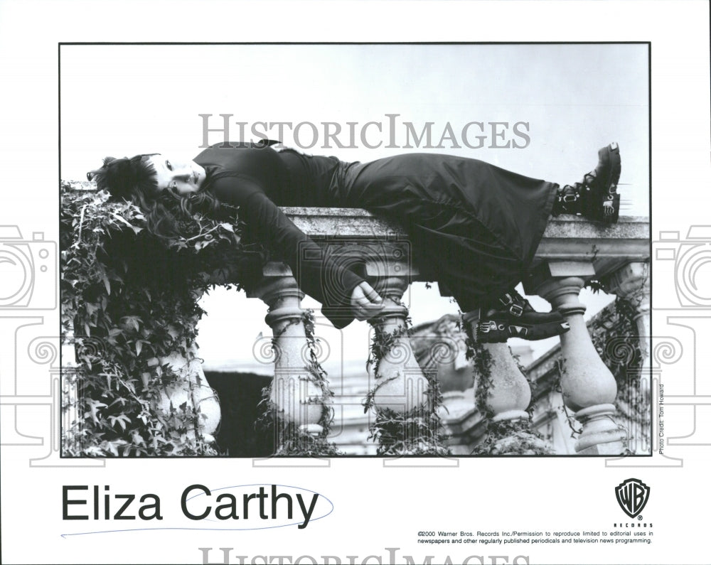 Press Photo Entertainer Eliza Carthy Laying On Railing - RRV36803 - Historic Images