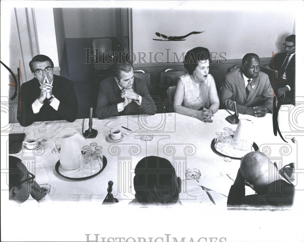 1969 Press Photo Detroit Mayor at a group meeting - Historic Images