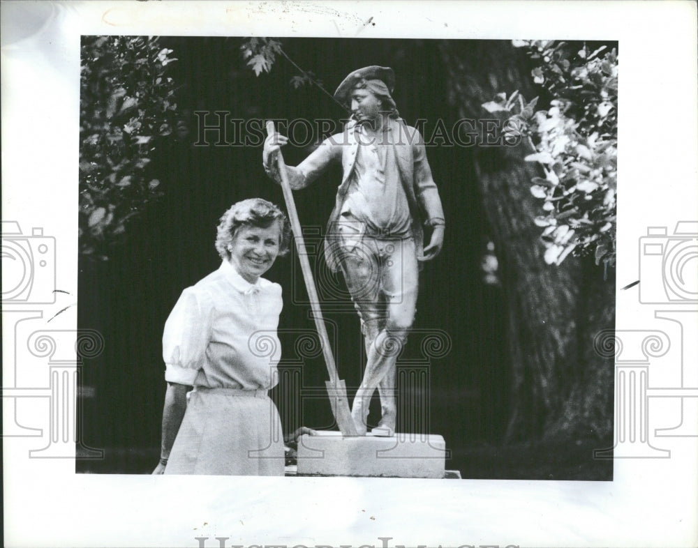 1983 Press Photo Phylis McLean With Crambrook Statue - RRV37279 - Historic Images