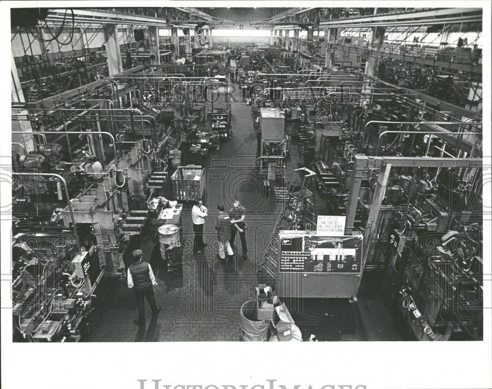 1982 Press Photo Cross Company Plant Workers - RRV37315 - Historic Images