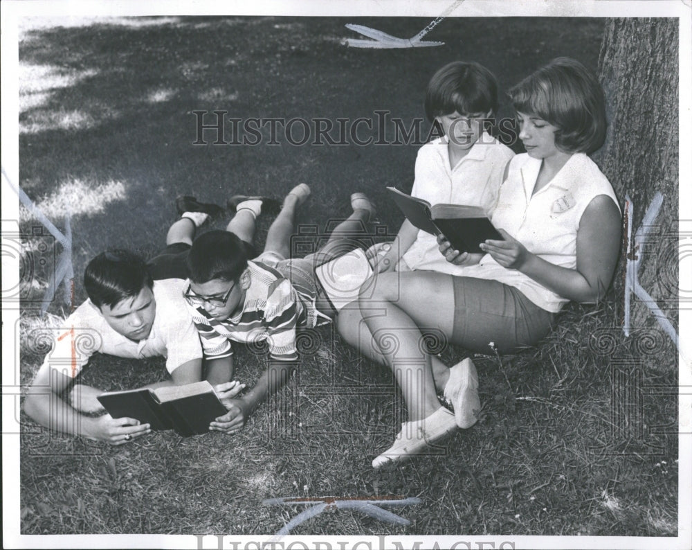 1965 Press Photo Camp Mill Lake Michigan Reading Tree - RRV37453 - Historic Images