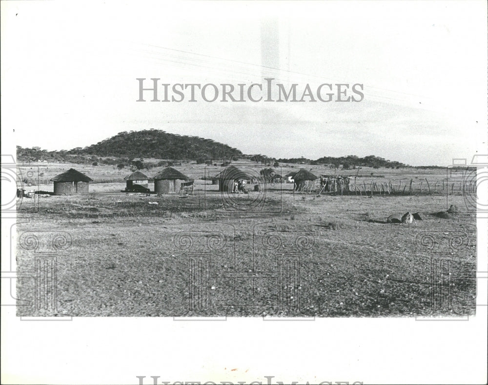 1981, Village Rural Zimbabwe - RRV37467 - Historic Images