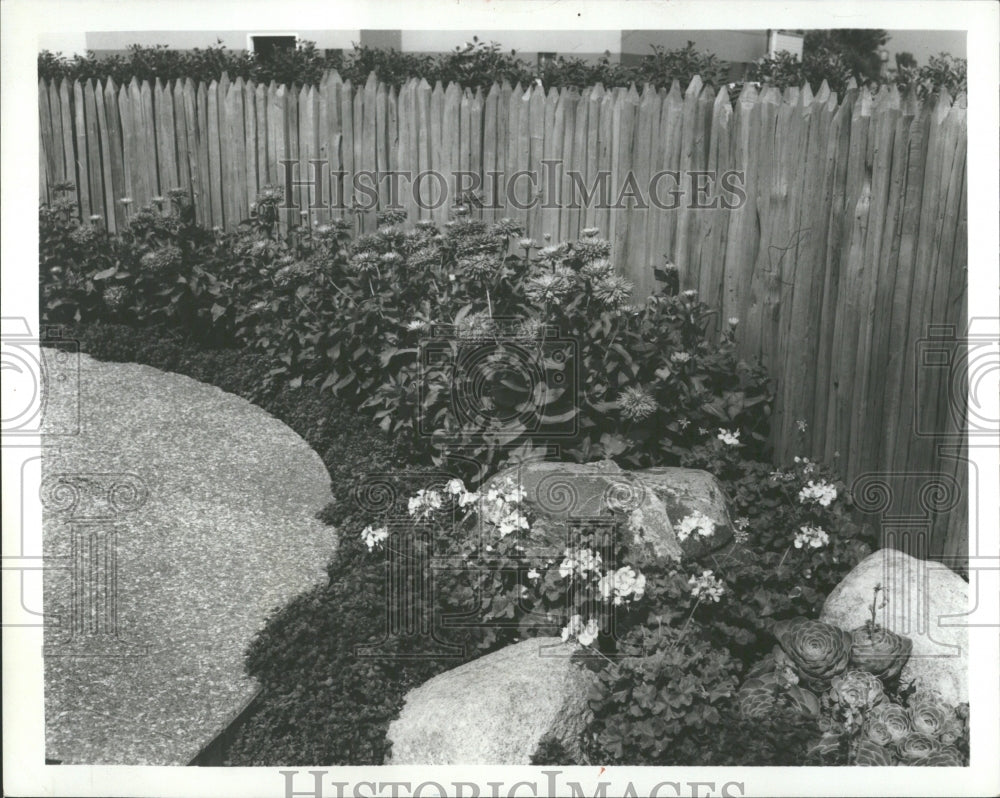 1972 Press Photo Flowers Garden Rocks - RRV37469 - Historic Images