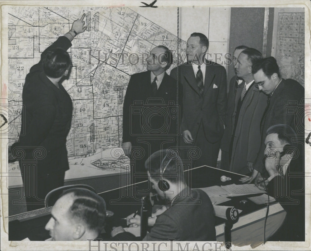 1942 Press Photo City Officials Visit Control Center - Historic Images