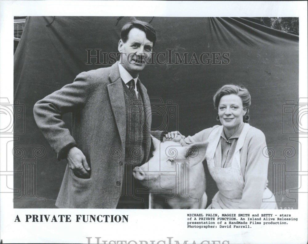 1985, Michael Palin Maggie Smith - RRV38211 - Historic Images