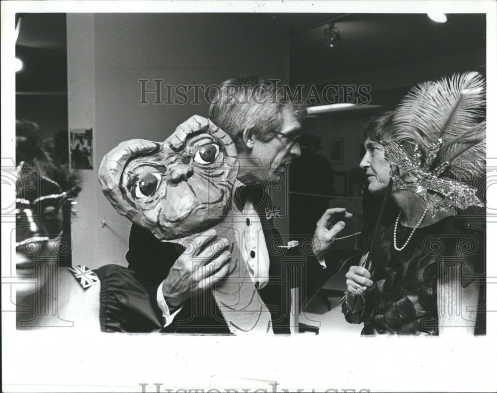 1982 Press Photo Elliott Trumbell &amp; Helen Holmes - RRV38973 - Historic Images