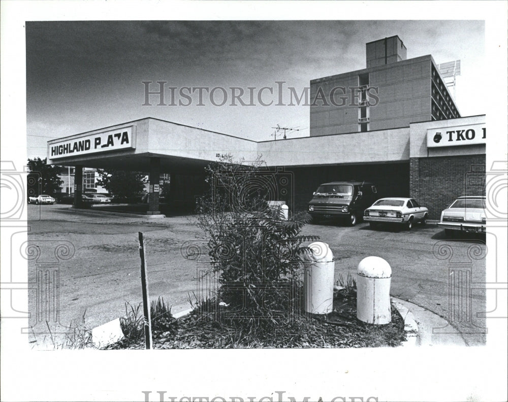 1981 Highland Plaza Hotel Park Michigan-Historic Images