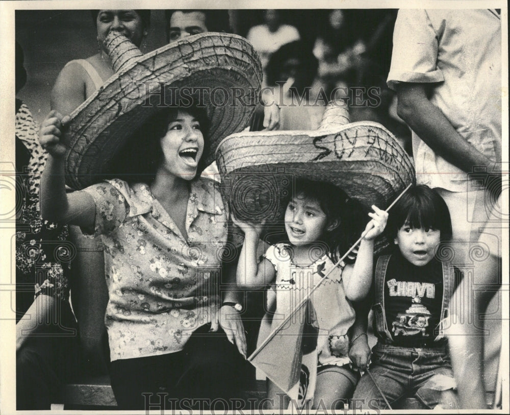 1980, Family Mexico Independence Day Parade - RRV39587 - Historic Images