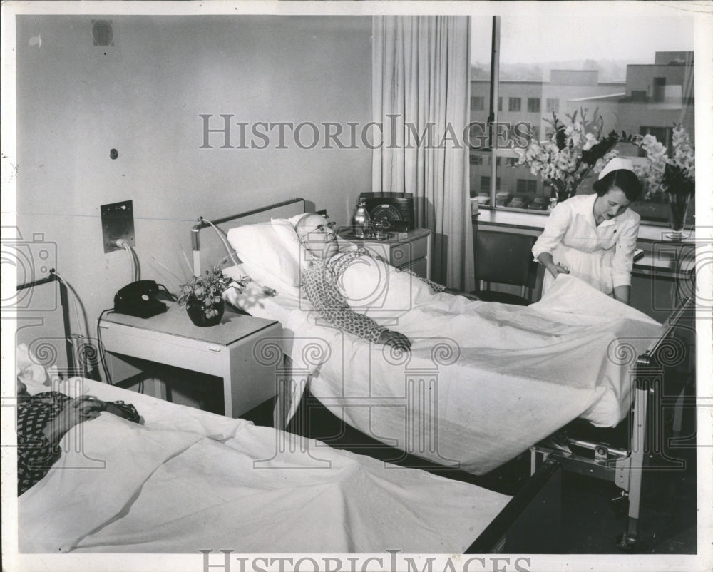 1956 Patient &amp; Nurse Michael Reese Hospital - Historic Images