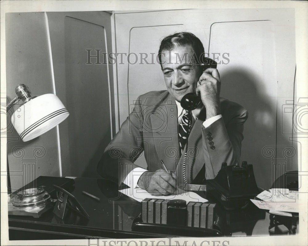 1946 Press Photo Customer calls Office Report Jonkingly - RRV39803 - Historic Images