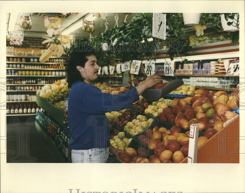 1993 Hector Leon Weighs Ripe Mangos Scale - Historic Images