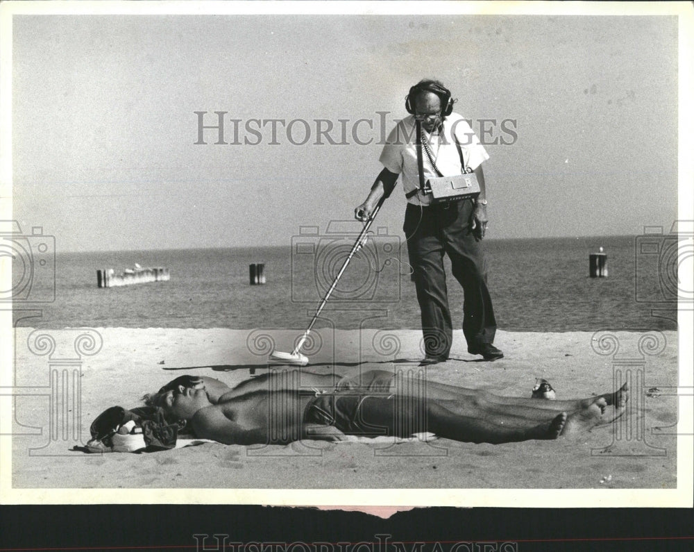 1981 Press Photo Frank Durante North sunbathers metal - RRV39899 - Historic Images