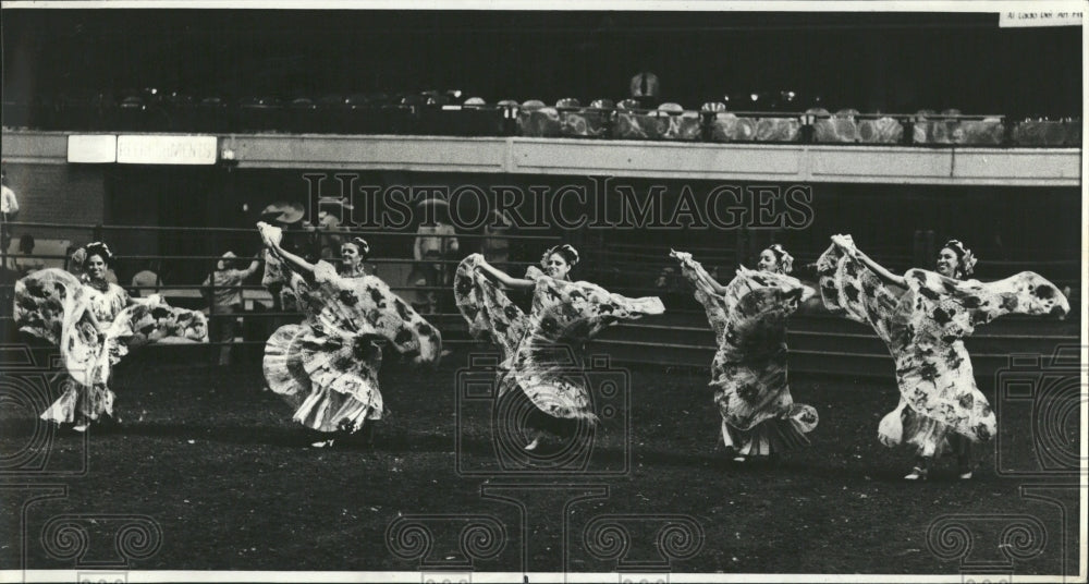 1978 Flokorica dancer mariachi musicians CH-Historic Images