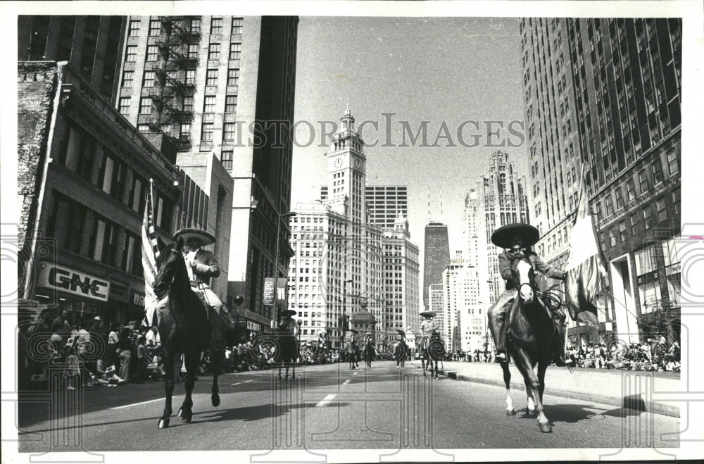 1978 Press Photo Mexican horsemen carry flags parade - Historic Images