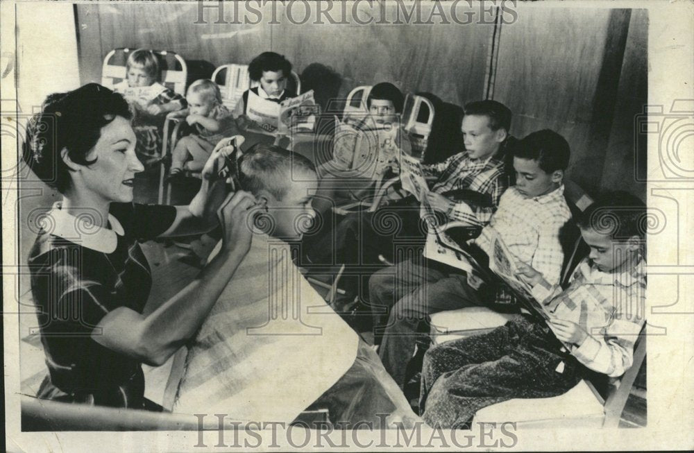 1958 Press Photo John Wetzel Barber Shop Children Hair - RRV40005 - Historic Images