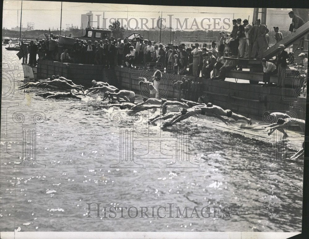 1946 Press Photo Swimming Race Lake Michigan - Historic Images