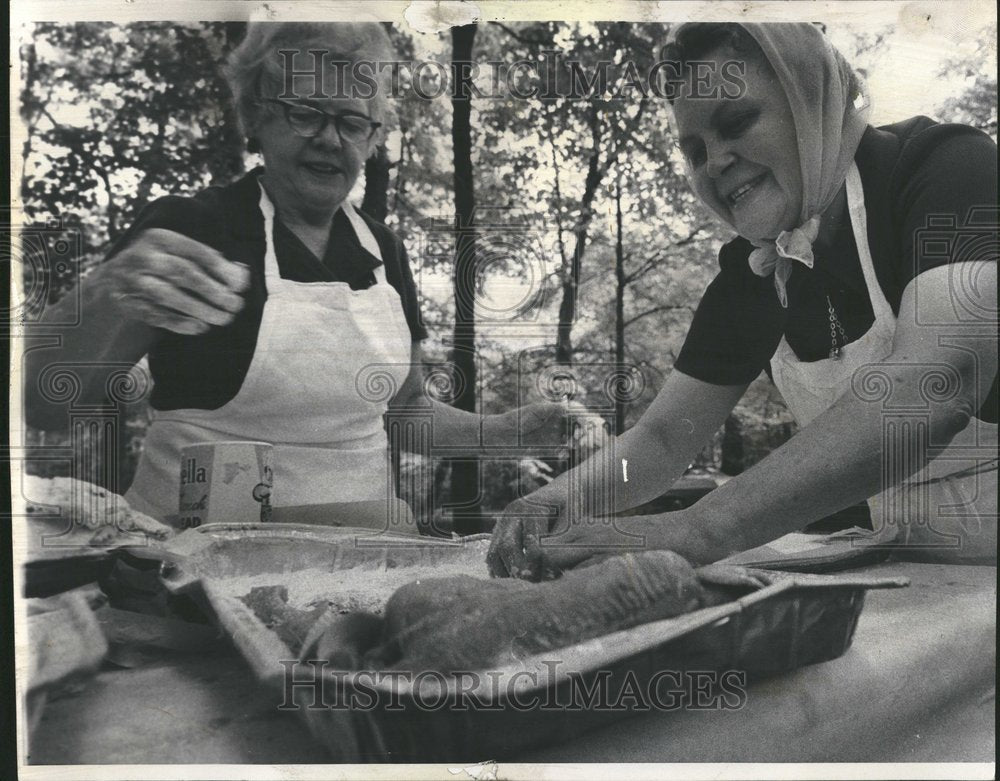 1972 Press Photo Swedes Greta Seashere &amp; Elin Nordquist - RRV40225 - Historic Images