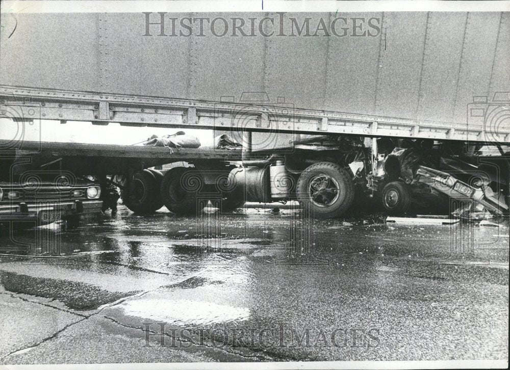 1975 Tractor Trailer Jackknifes Man Dies - Historic Images