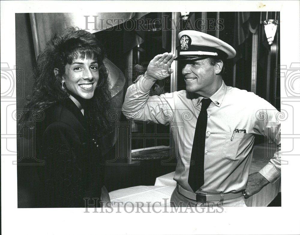 1990 Press Photo Gina Capitanini Henry Fonda salute - RRV40737 - Historic Images