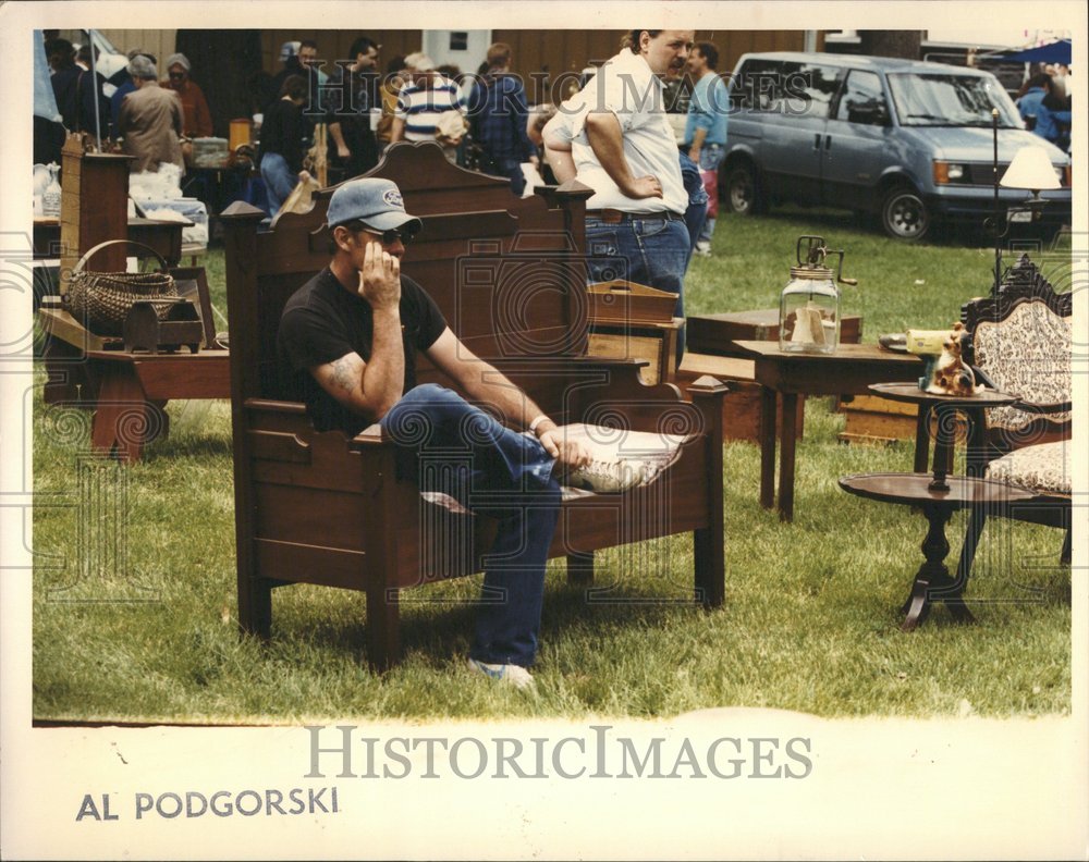 1991 Sandwich Antiques Market picnic basket - Historic Images