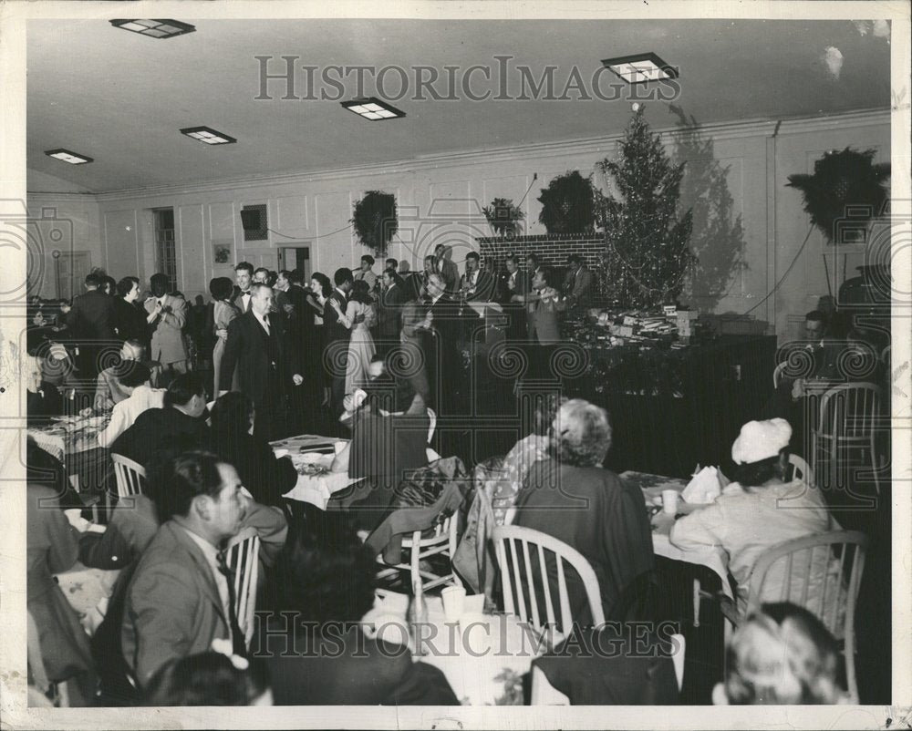 1949, patients drugs smiles Christmas party - RRV41087 - Historic Images