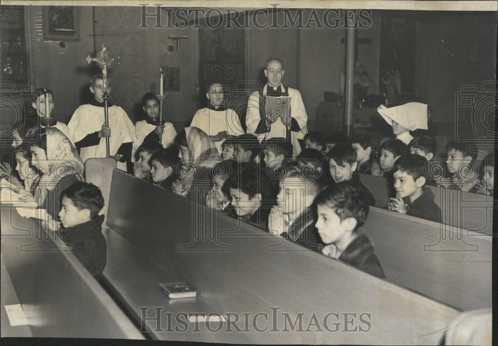 1953 Press Photo Rev Thomas conduct devotion youngsters - RRV41201 - Historic Images