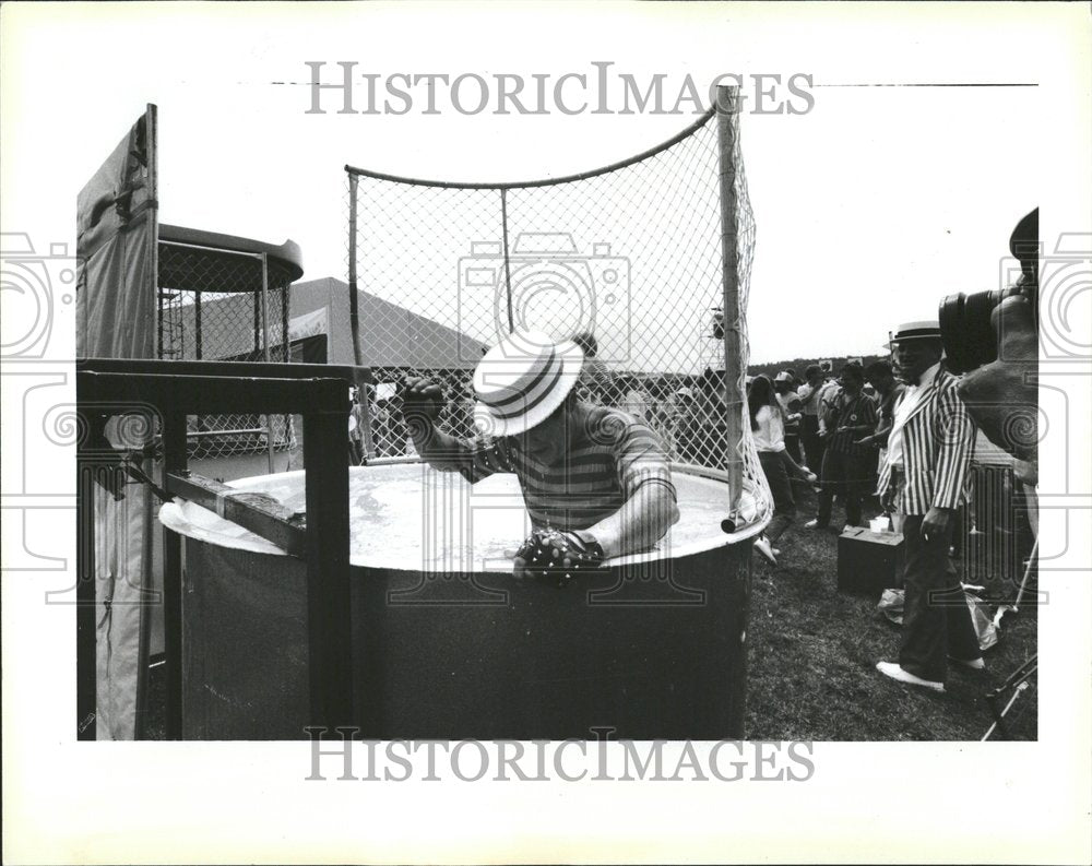 1985, Leo Burnett boss norm Muse tank dunked - RRV41207 - Historic Images