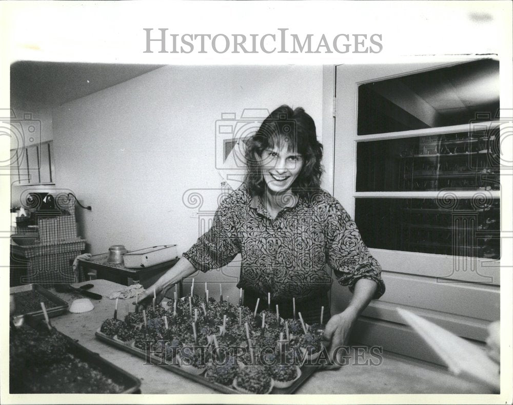 1986 Kathy Bell dipping thousands John - Historic Images