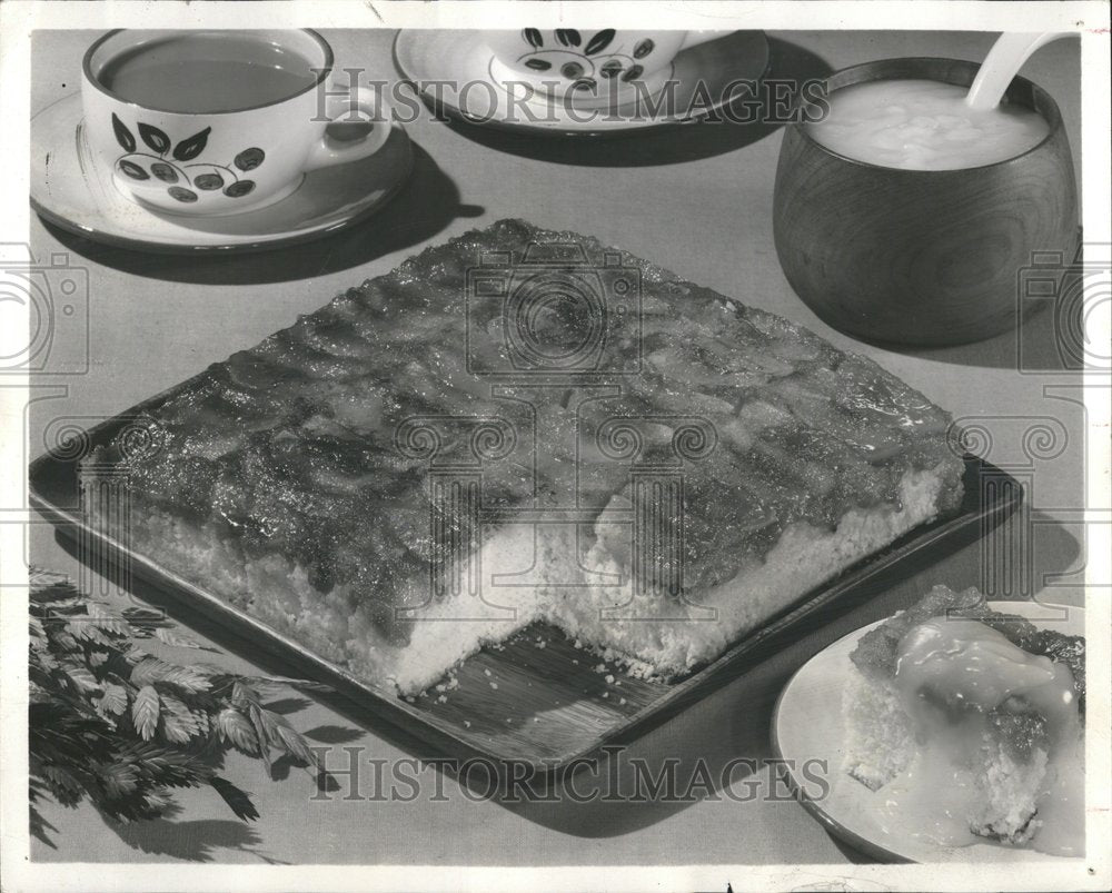 1967 Press Photo Apple Cake Family Treat Old Appeal - Historic Images