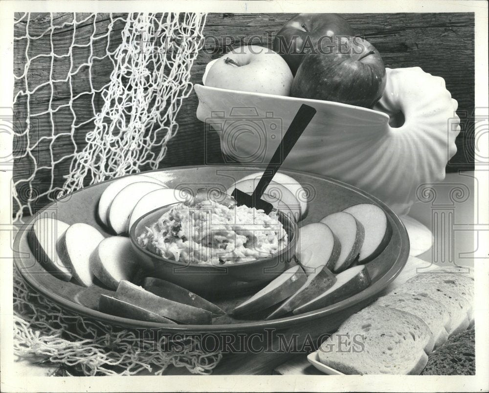 1968 Press Photo Apple seafood canapes land lover dish - Historic Images