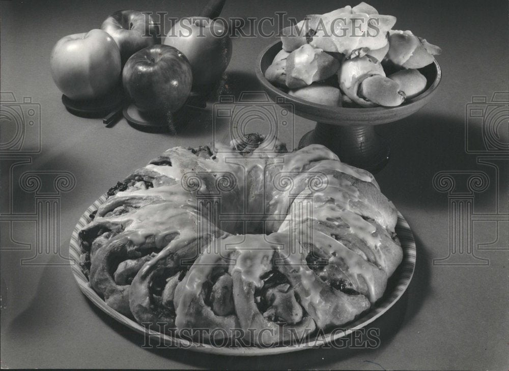 1982 Bread Ring & Sausage Apple Dishes - Historic Images