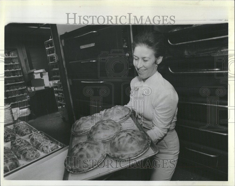 1986 Baker Christina Kontas apple pies Bell - Historic Images