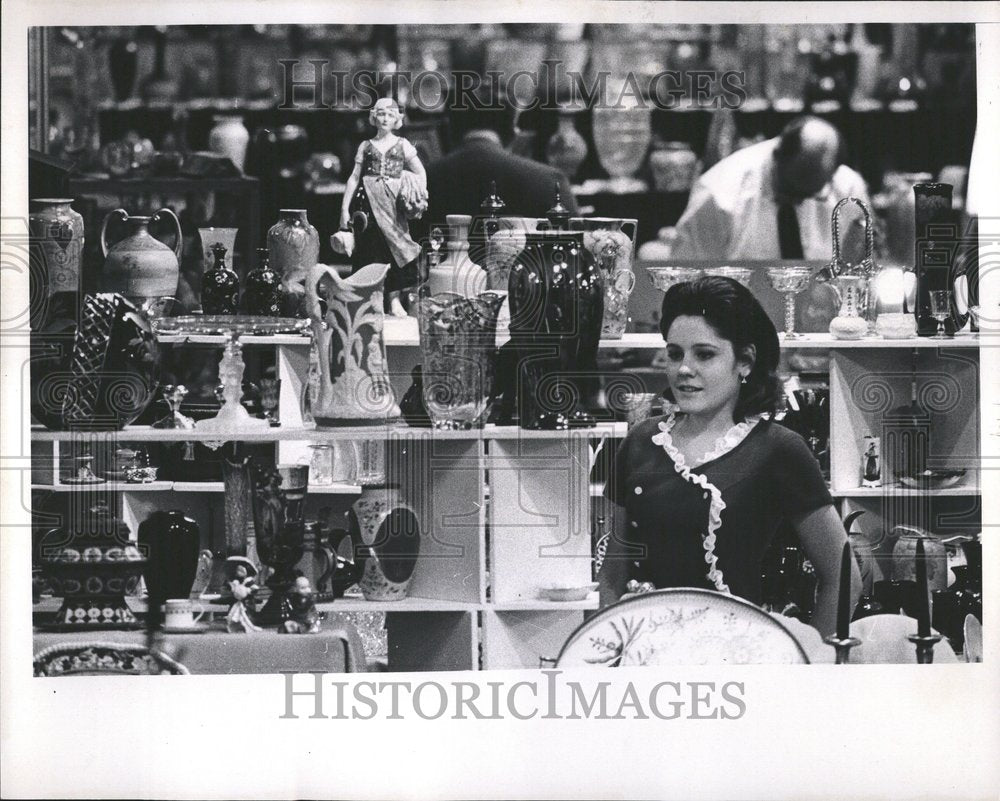 1968 Press Photo Carolyn Goetz Kansas antique amid - RRV41271 - Historic Images