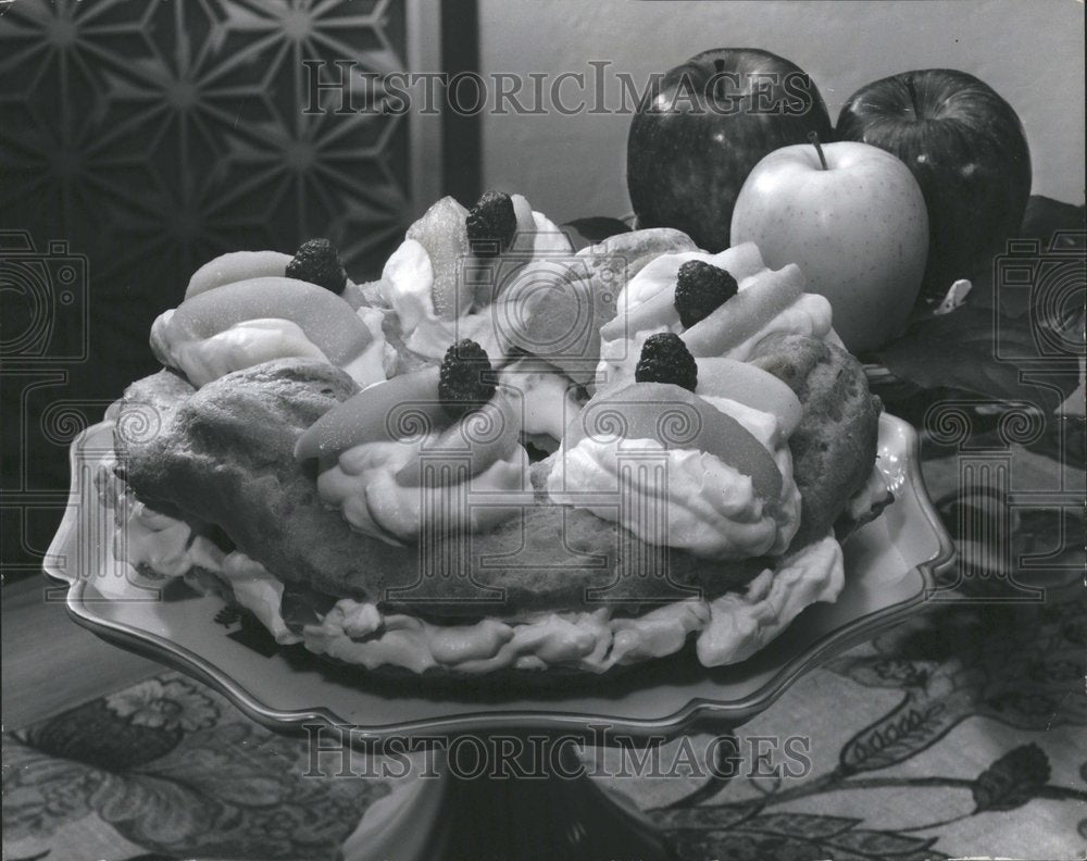 1970 Press Photo Apple Slice Raspberries Dessert Ring - RRV41313 - Historic Images