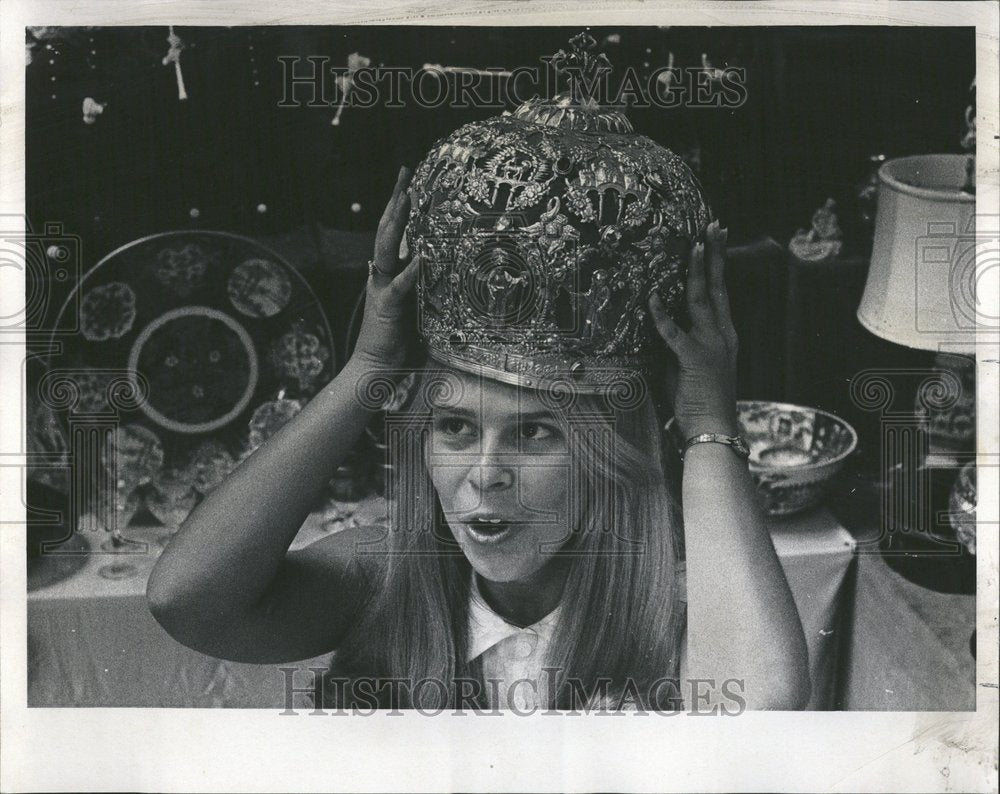 1971 Press Photo Booth Gayle Samuelson Bishop Czar Bob - RRV41545 - Historic Images