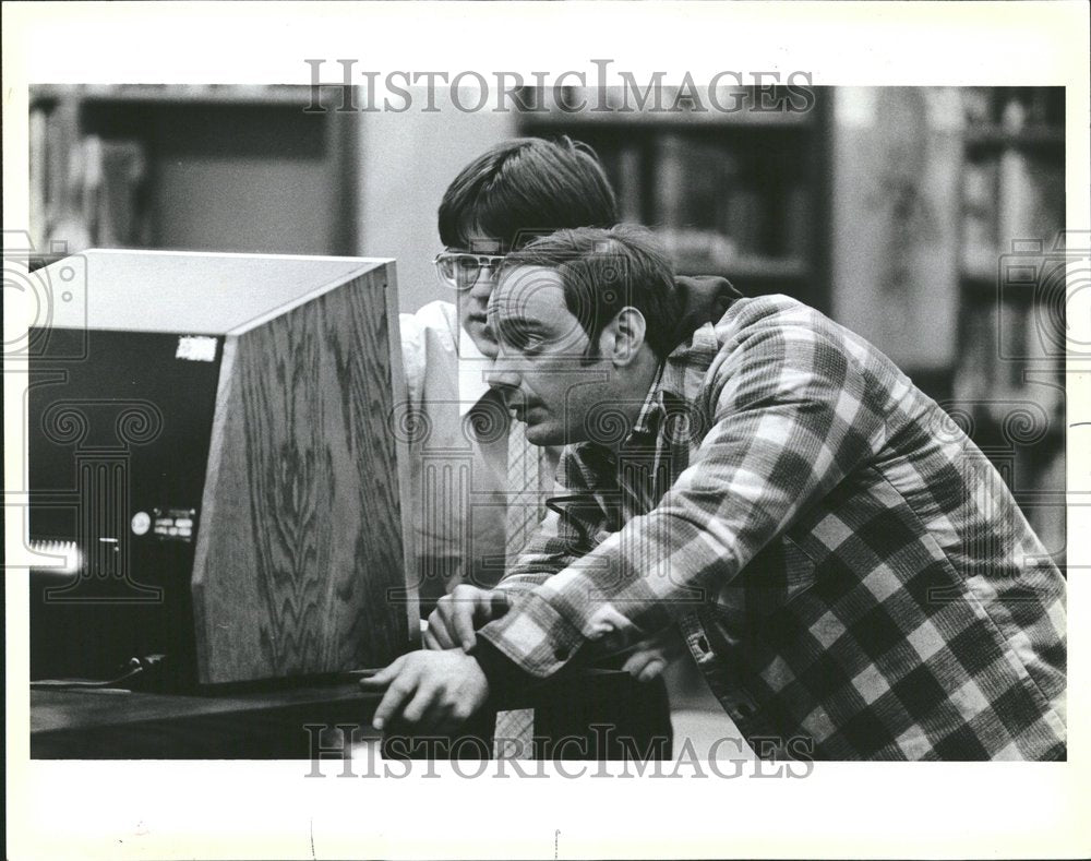 1985 Press Photo John Warner Tim Karas Microfilm Branch - Historic Images