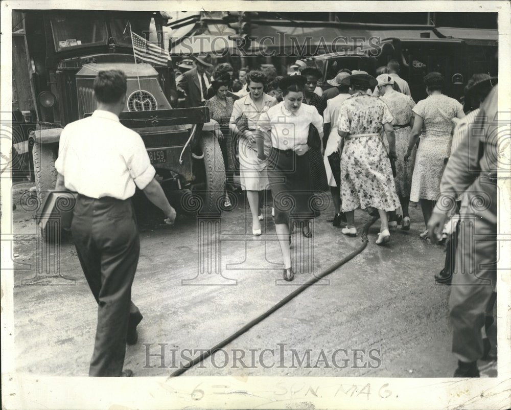 1942 Press Photo Crowds State Adams dodge construction - Historic Images