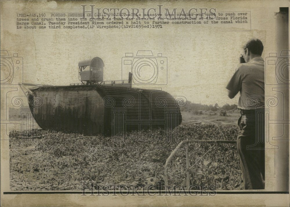 1971 Press Photo Massive Tree Crusher Crush Ground Land - RRV41643 - Historic Images