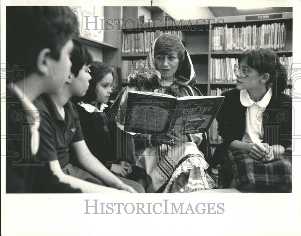 1985, Sharon Porter library reads Chris Beth - RRV41671 - Historic Images