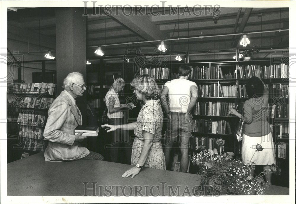 1981 Press Photo Chicago Public Library Sally Frey Book - RRV41701 - Historic Images