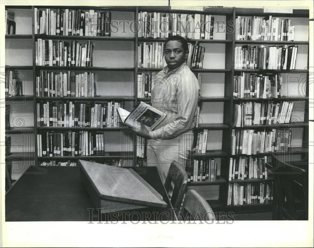 1985 Press Photo Artize Wilson Desk Large Books Library - RRV41739 - Historic Images