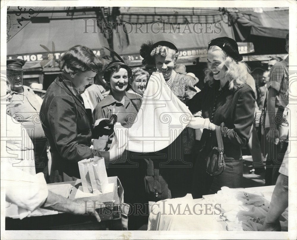 1950 Spirited merchandising attracts buyers-Historic Images